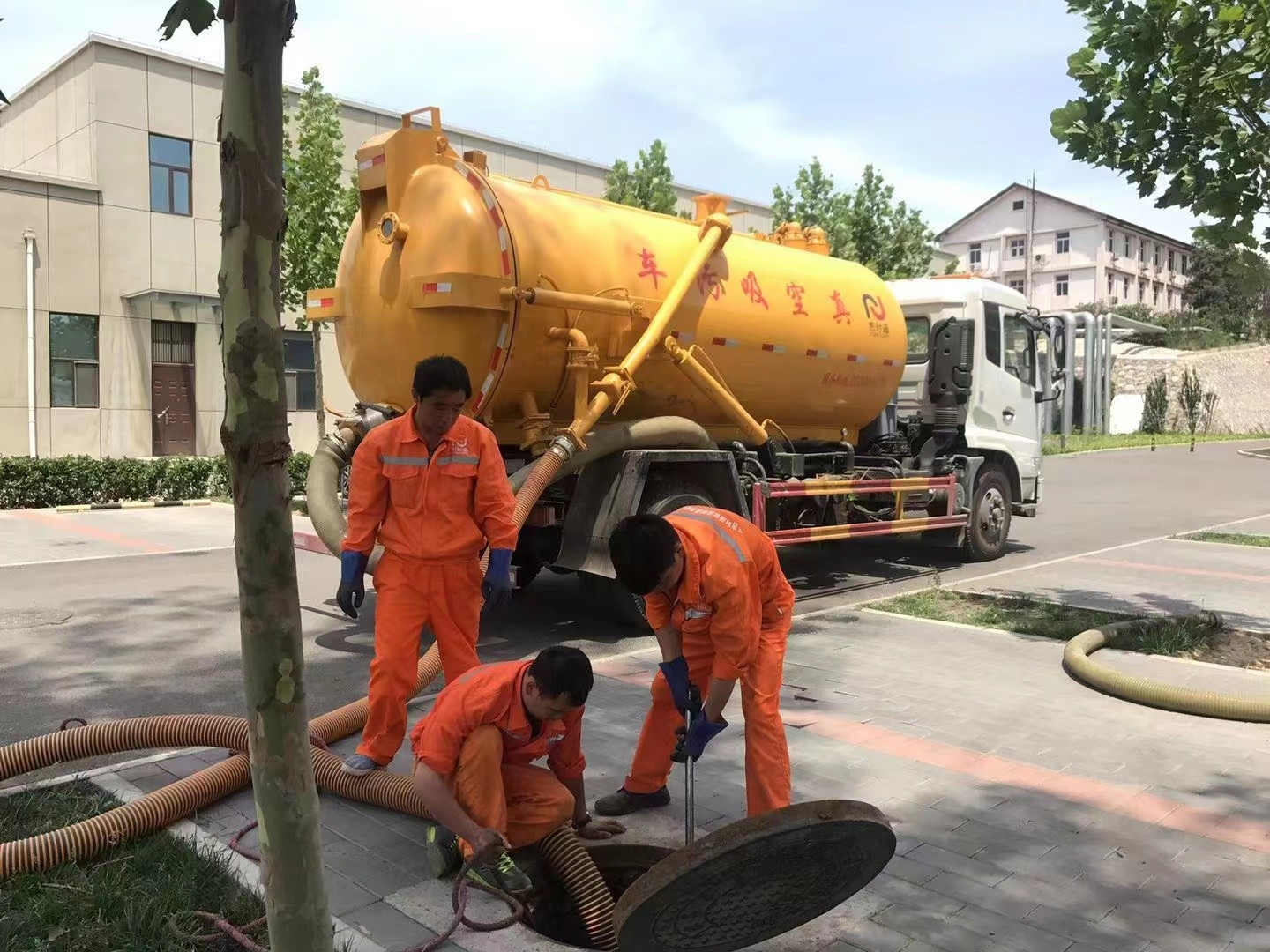 宜君管道疏通车停在窨井附近