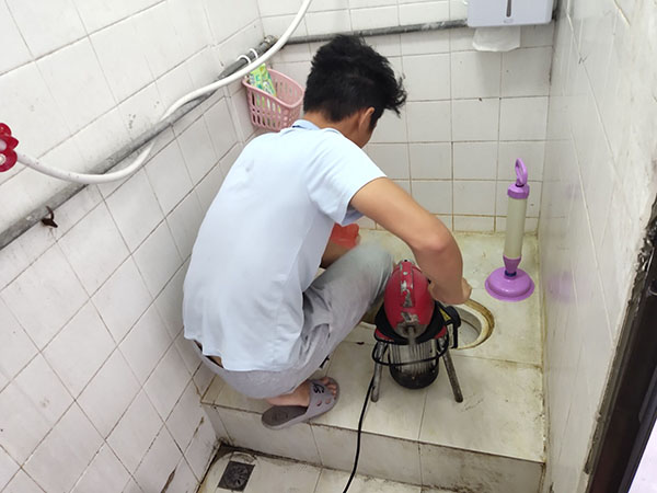 宜君管道堵塞冒臭气 专业师傅现场解决问题